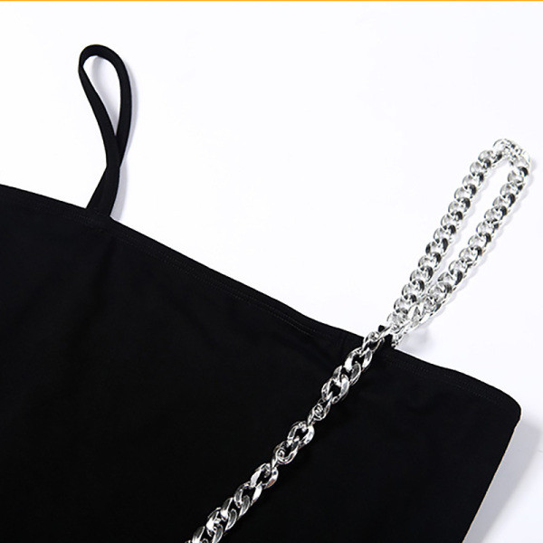 Lühike musta kleidiga liibuv mudel õhukeste rihmade ja metallkettidega