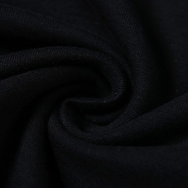 Lühike musta kleidiga liibuv mudel õhukeste rihmade ja metallkettidega