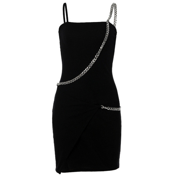 Lühike musta kleidiga liibuv mudel õhukeste rihmade ja metallkettidega