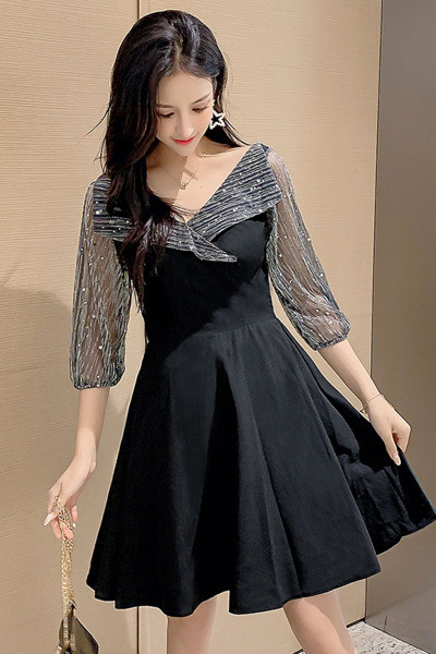 V-kaelusega ja 3/4 varrukatega musta värvi naiste kleit