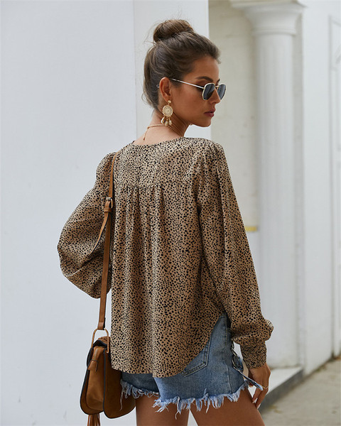 Novi model ženske bluze sa špic izrezom i uzorkom