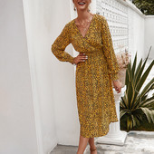 Moodne naiste kleit spitsikaelusega, pikkade varrukate ja mustriga