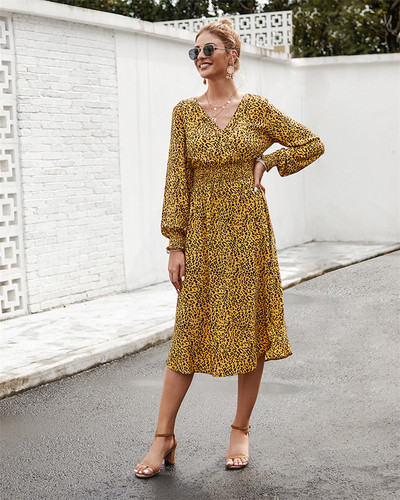 Moodne naiste kleit spitsikaelusega, pikkade varrukate ja mustriga