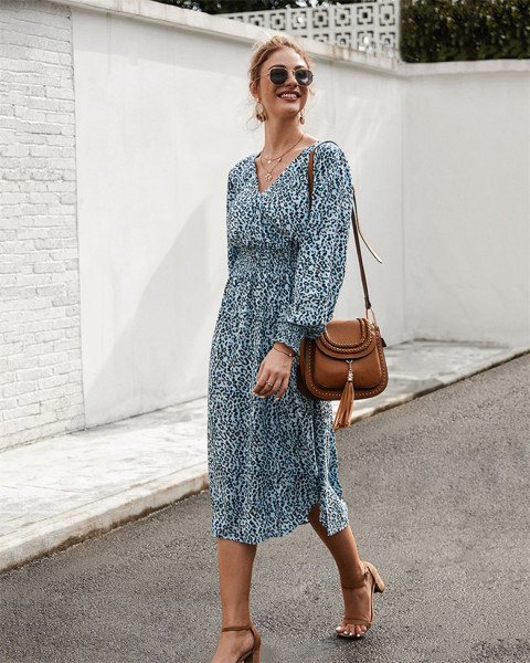 Moodne naiste kleit spitsikaelusega, pikkade varrukate ja mustriga