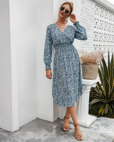 Moodne naiste kleit spitsikaelusega, pikkade varrukate ja mustriga