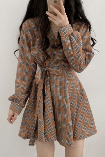 Ruuduline naiste lõikega kleit pikkade varrukatega ja lipsuga vöökohal