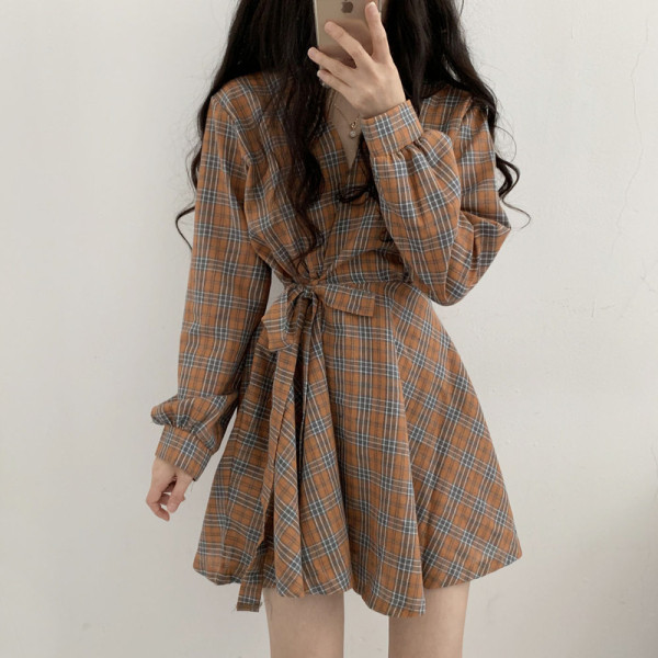 Ruuduline naiste lõikega kleit pikkade varrukatega ja lipsuga vöökohal