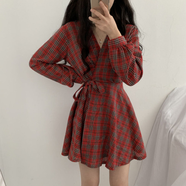 Ruuduline naiste lõikega kleit pikkade varrukatega ja lipsuga vöökohal