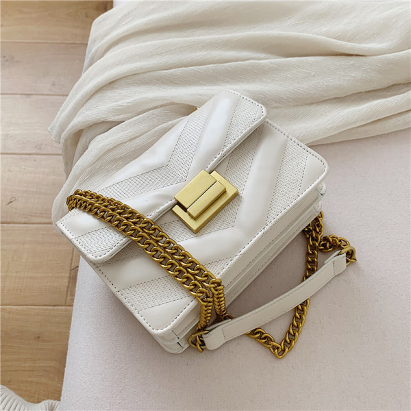 Eko bőrből készült stílusos női táska hosszú füllel és fém rögzítéssel