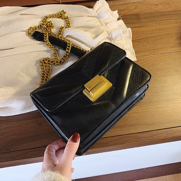 Eko bőrből készült stílusos női táska hosszú füllel és fém rögzítéssel