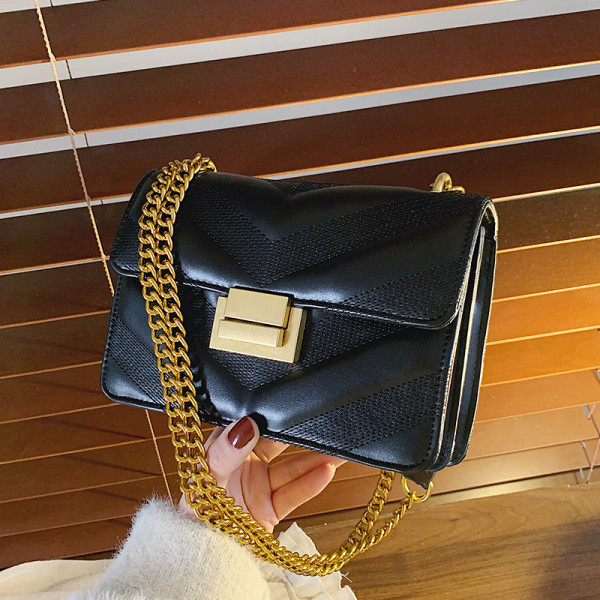 Eko bőrből készült stílusos női táska hosszú füllel és fém rögzítéssel