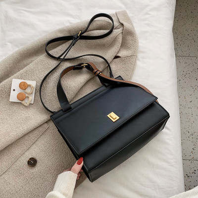 Σύγχρονη γυναικεία δερμάτινη τσάντα  με δύο λαβές και δύο μοντέλα