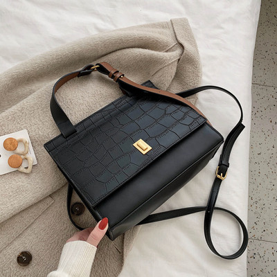 Σύγχρονη γυναικεία δερμάτινη τσάντα  με δύο λαβές και δύο μοντέλα