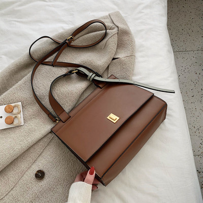 Σύγχρονη γυναικεία δερμάτινη τσάντα  με δύο λαβές και δύο μοντέλα