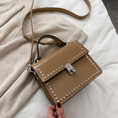 Γυναικεία έκο δερμάτινη τσάντα λουστρίνι με μεταλλικά στοιχεία, μικρή και μεγάλη λαβή