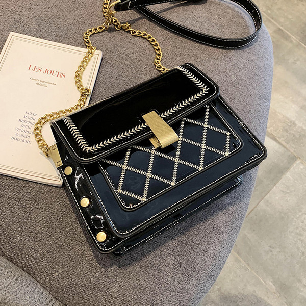 Καθημερινή γυναικεία τσάντα με μεγάλη μεταλλική λαβή με λουστρίν εφέ