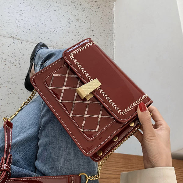 Καθημερινή γυναικεία τσάντα με μεγάλη μεταλλική λαβή με λουστρίν εφέ