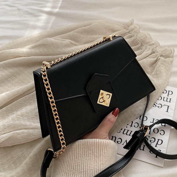 Modern női táska fém rögzítéssel és hosszú fogantyúval