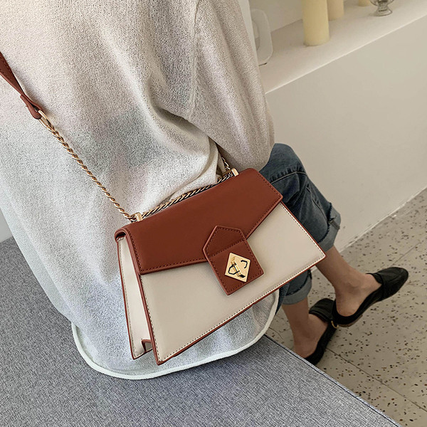 Modern női táska fém rögzítéssel és hosszú fogantyúval