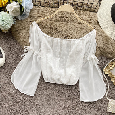 Modern női blúz bő ujjakkal és nyakkendőkkel