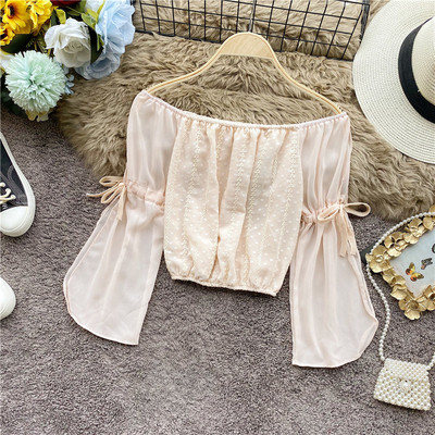 Modern női blúz bő ujjakkal és nyakkendőkkel