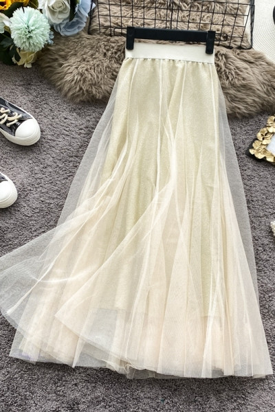 Moodne naiste seelik läikivate elementide ja tülliga