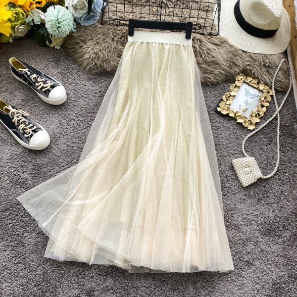 Moodne naiste seelik läikivate elementide ja tülliga