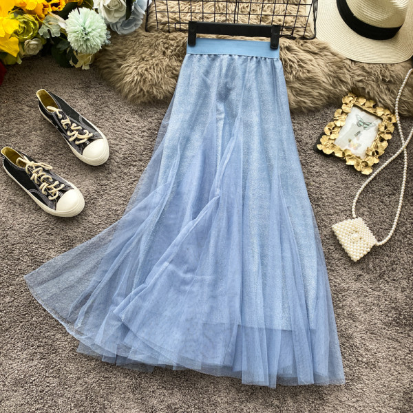 Moodne naiste seelik läikivate elementide ja tülliga