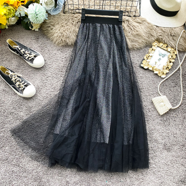 Moodne naiste seelik läikivate elementide ja tülliga