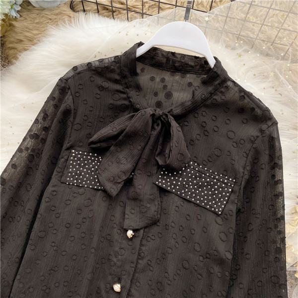 Fekete női sifon ing szalaggal és gyöngyökkel