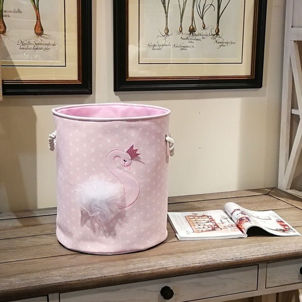 Dviejų modelių sulankstomas krepšys su rankenomis žaislams ar drabužiams laikyti, skirtas skalbimui su kačiuko ar gulbės aplikacija