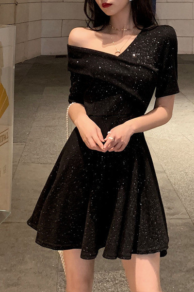 Elegantne must läikivate osakeste ja langetatud õlaga naiste kleit