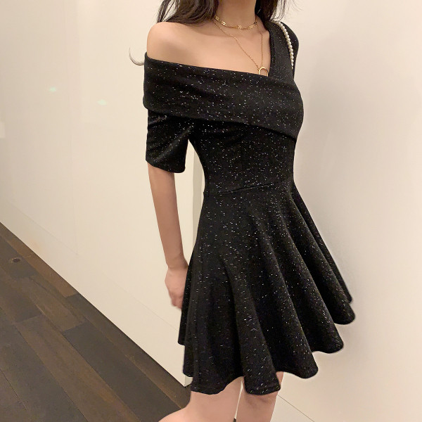 Elegantne must läikivate osakeste ja langetatud õlaga naiste kleit