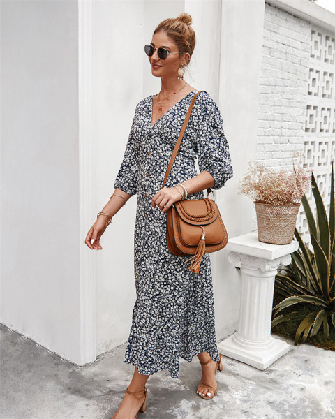 Virágmintás női ruha, spitz nyakkivágással és gombokkal