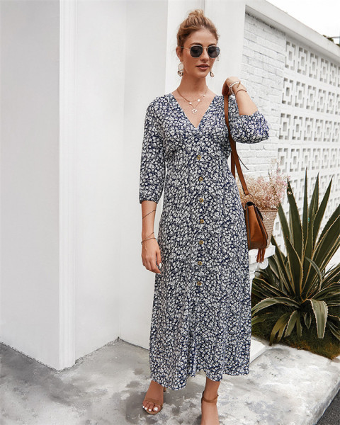 Virágmintás női ruha, spitz nyakkivágással és gombokkal