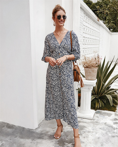 Virágmintás női ruha, spitz nyakkivágással és gombokkal