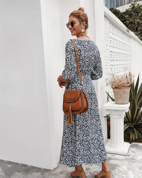 Virágmintás női ruha, spitz nyakkivágással és gombokkal