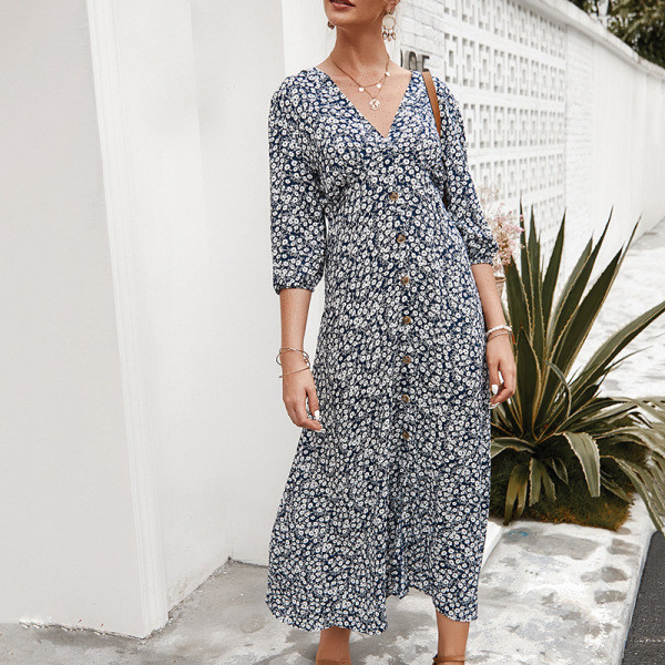 Virágmintás női ruha, spitz nyakkivágással és gombokkal