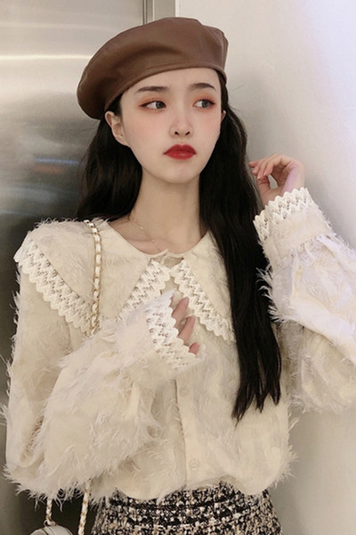 Stílusos női ing csipkeelemekkel és varrással