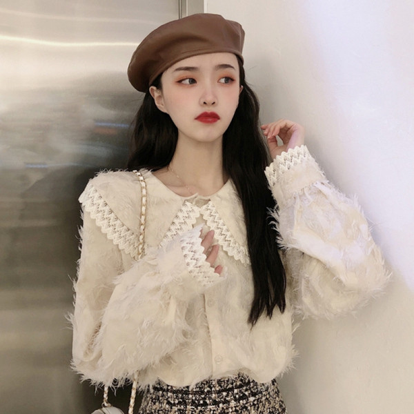 Stílusos női ing csipkeelemekkel és varrással