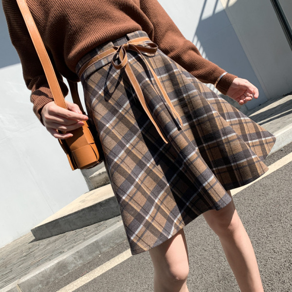 Kockás női szoknya magas derékkal és övvel