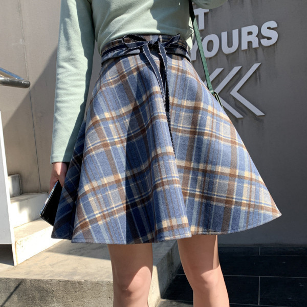 Kockás női szoknya magas derékkal és övvel