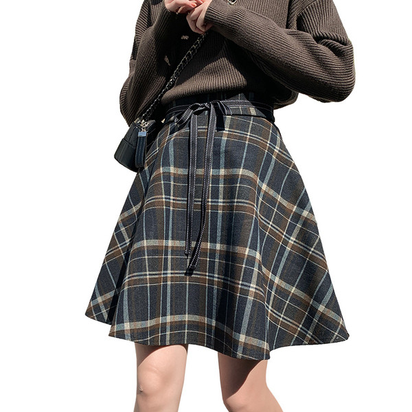 Kockás női szoknya magas derékkal és övvel