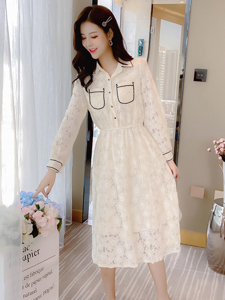 Vintage hosszú női csipkeruha klasszikus gallérral és zsebekkel