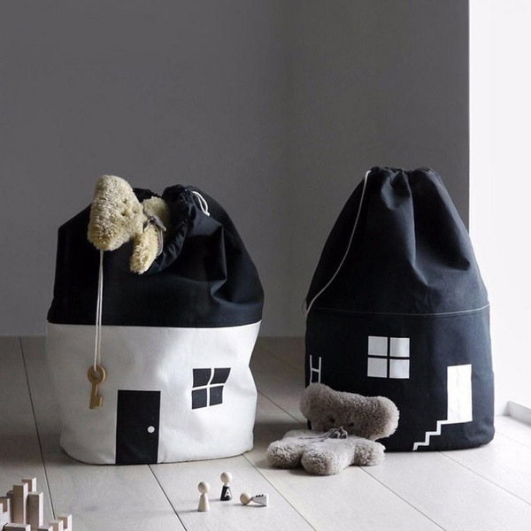 Portable bag with ties for storing toys in the shape of a house