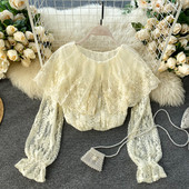 Γυναικεία δαντελένια μπλούζα με λάστικο στα μανίκια σε λευκό και μπεζ χρώμα