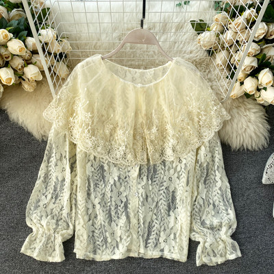 Γυναικεία δαντελένια μπλούζα με λάστικο στα μανίκια σε λευκό και μπεζ χρώμα