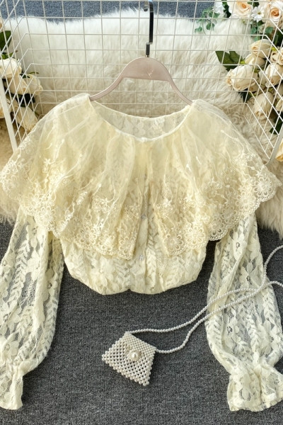 Γυναικεία δαντελένια μπλούζα με λάστικο στα μανίκια σε λευκό και μπεζ χρώμα