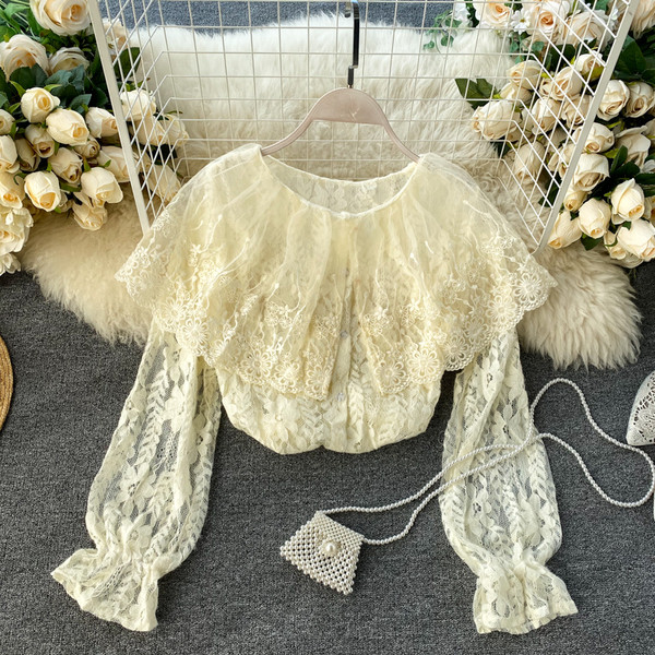 Γυναικεία δαντελένια μπλούζα με λάστικο στα μανίκια σε λευκό και μπεζ χρώμα