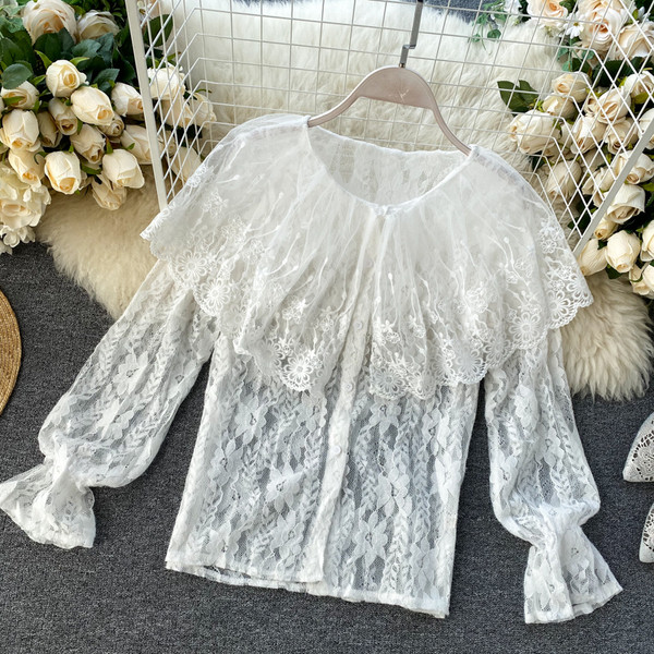 Γυναικεία δαντελένια μπλούζα με λάστικο στα μανίκια σε λευκό και μπεζ χρώμα